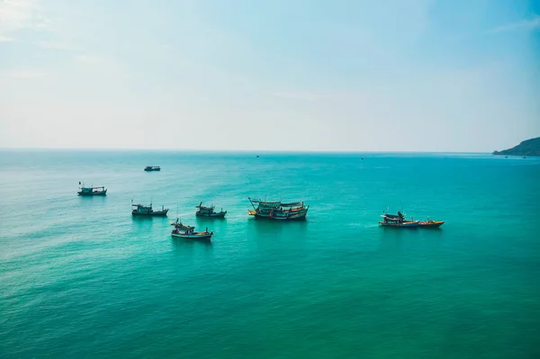 수정 같이 맑은 청록색 바다를 항해하는 어선들. .. 캄보디아의 전통 보트. — 스톡 사진