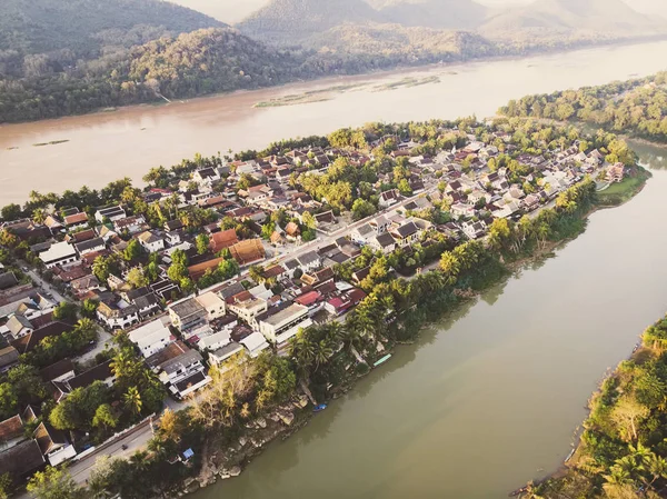 Luchtfoto van Luang Prabang en de omliggende weelderige bergen van Laos. Nam Kahn (rivier), een zijrivier van de Mekong rivier, stroomt vreedzaam aan de rechterkant. — Stockfoto