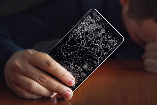 Bel homme d'affaires en colère montrant smartphone cassé avec crashe — Photo