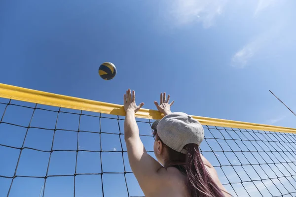 Beachvolleyballerin, spielt Sommer. Frau mit Ball. Frau serviert Ball — Stockfoto