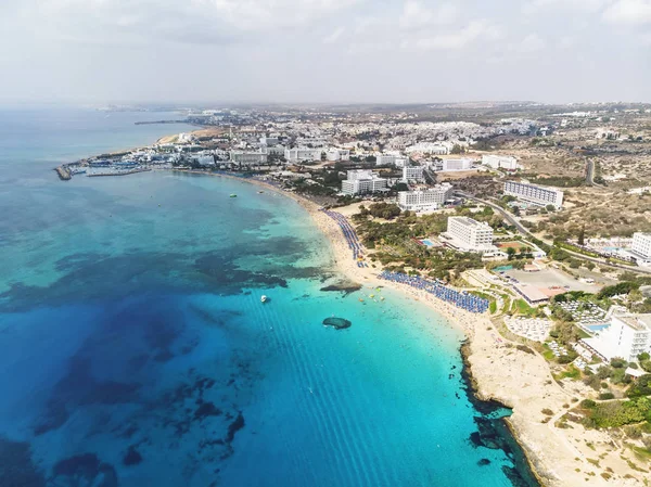 Cyprus beautiful coastline, Mediterranean sea of turquoise color. Houses on the Mediterranean coast. Tourist town with a beach. Summer vacation at sea, Cyprus, Ayia NAPA. — Stock Photo, Image