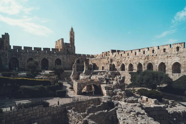 View of stone structures of Davids tower and fortress in old city of Jerusalem. JERUSALEM, ISRAEL. — Stock Photo, Image