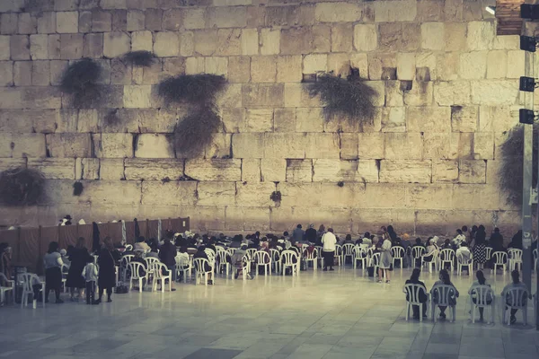Jerozolima, Izrael, 19 sierpnia 2018: Wiele Żydówek pod Ścianą Zachodnią, Ścianą Płaczu lub Murem Buraków, dział dla kobiet, starożytny mur wapienny w Starym Mieście Jerozolimy — Zdjęcie stockowe