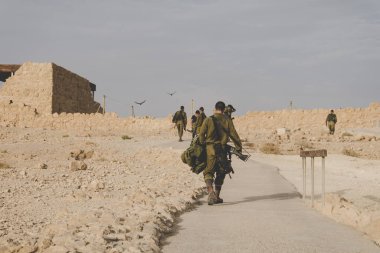Askeri Eğitim Bölgesi. İsrail askerleri savaş oyunlarından sonra Masada 'nın topraklarında yürüyorlar. Masada, İsrail: 23 Ekim 2018.