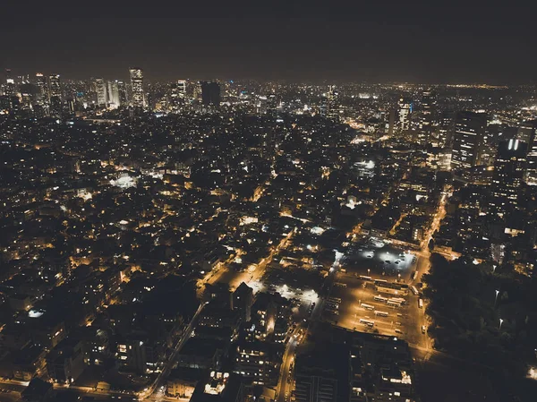 Vista nocturna de los rascacielos de Tel Aviv desde el mar Mediterráneo. Vista panorámica de los tejados de la metrópolis moderna —  Fotos de Stock