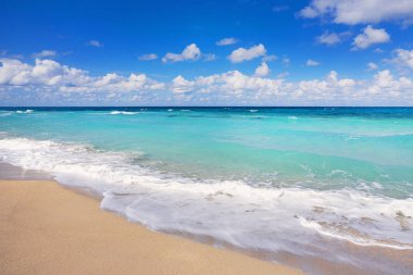 Kumsal tropikal, kum ve turkuaz su mavi gökyüzü. Turkuaz okyanuslu güzel bir manzara. Arkaplanda yatay çizgi.