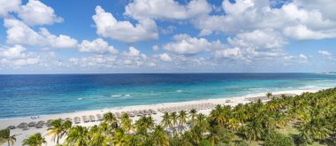 Varadero Küba 'daki Karayipler rüya plajının en üst manzarası. Güneş pansiyonlu ve sazdan kulübeleri var. Varadero tatil köyünün 20 km uzunluğundaki plajının panoramik manzarası.