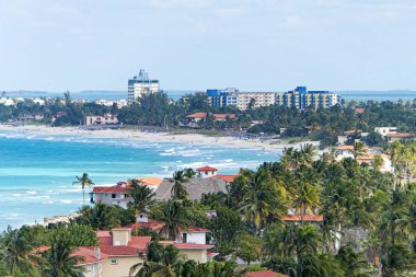 Varadero tatil köyünün en iyi manzarası. Küba. Long Beach 'e 20 km uzaklıkta güneş şezlongları, sazdan şemsiyeler ve bir sürü palmiye ağacı var..
