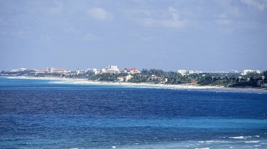 Küba, Varadero turist beldesi. Üst Manzara. Varadero tatil köyünün 20 km uzunluğundaki plajının panoramik manzarası.