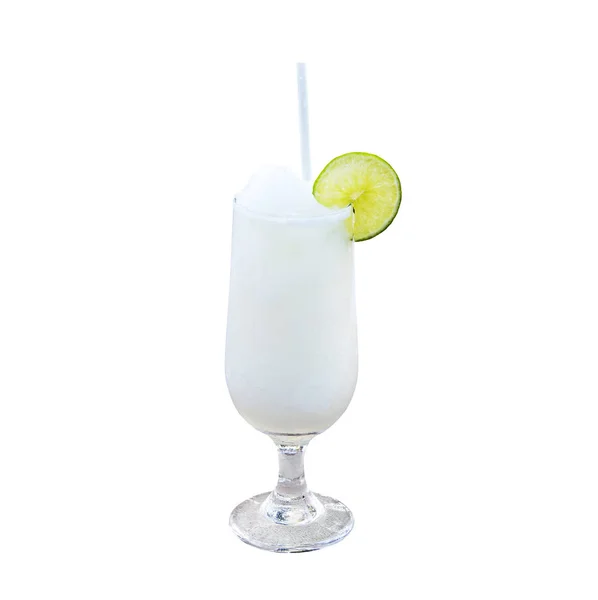 Fijn gemalen ijs met citroensap in een mooi glas. Glas limonade met citroen en munt. Geïsoleerd op witte achtergrond — Stockfoto