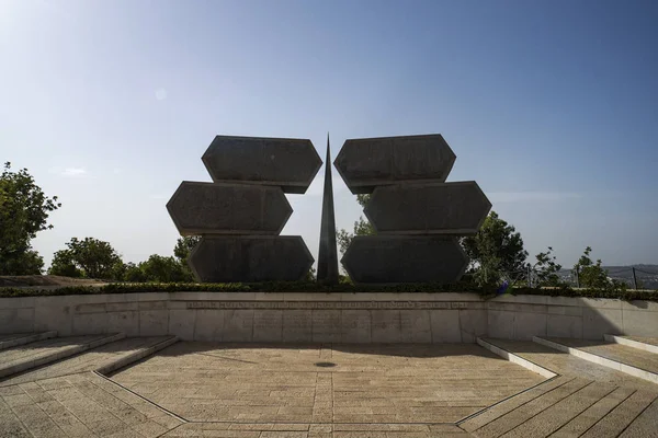 Memorial aos soldados judeus partisans, Yad Vashem. Seis blocos de pedra formando a Estrela de David. Jerusalém, Israel. 24 de outubro de 2018 . — Fotografia de Stock