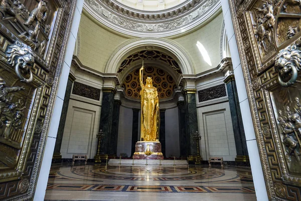 Złota posąg La Rep blica kryty. — Zdjęcie stockowe