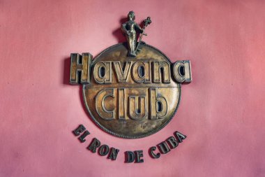 Havana Kulübü müze tabelası. Ünlü Küba rom müzesi üreticileri, şirketin ürünleri satan bir mağazaya sahip markanın tarihini gösteriyor..