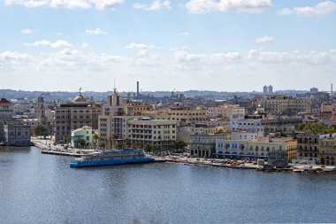 Körfez boyunca güzel eski binalarla Eski Havana manzarası