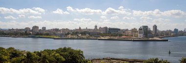 Körfez boyunca güzel eski binalarla Eski Havana manzarası