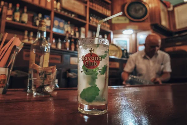 古巴哈瓦那的La Bodeguita del Medio是著名旅游胜地Mojito的诞生地，也是欧内斯特 · 海明威等名人的最爱 — 图库照片