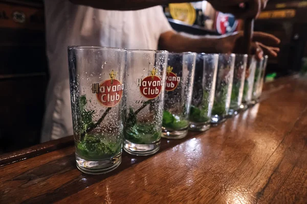 La Bodeguita del Medio en La Habana, Cuba, el lugar de nacimiento de Mojito, una famosa atracción turística y ha sido uno de los favoritos de celebridades como Ernest Hemingway — Foto de Stock