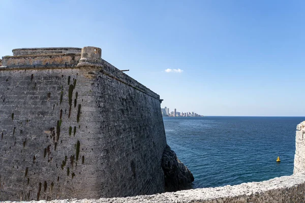 Canhões históricos no forte Castillo de los Tres Reyes del Morro em Havana . — Fotografia de Stock