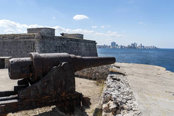 Oude ijzeren kanonnen, voor de vuurtoren Faro Castillo del Morro — Stockfoto
