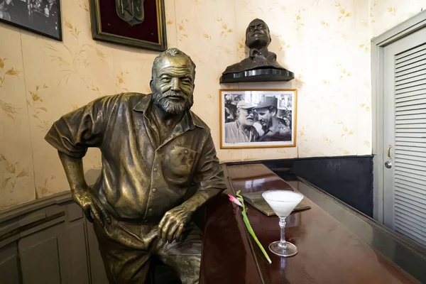 Bir bardak Daiquiri kokteyli ve Amerikalı yazar Ernest Hemingway 'in heykeli Havanna' daki barda.