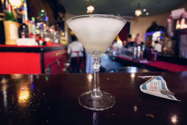 Een witte Daiquiri cocktail in een glas op een houten tafel in El Floridita bar. Ernest Hemingway 's favoriete bar. — Stockfoto