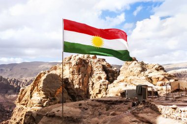 Orta Doğu 'nun gökyüzüne ve doğasına karşı dağlarda tanınmamış Kürdistan Cumhuriyeti bayrağı.