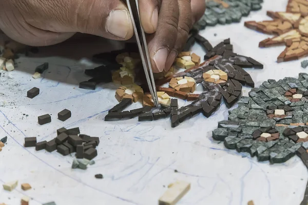 Artista, Mosaico, Artesanato à mão, Usa pinças para fazer mosaico, Close Up. Processo antigo fazendo mosaicos . — Fotografia de Stock