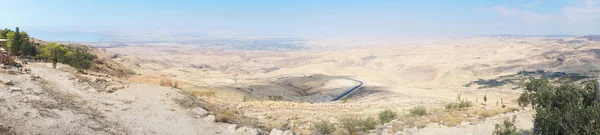 느 보산 꼭대기에서 요르단 사막 계곡에 이르는 풍경. 죽은 바 다 주변의 사막 땅입니다. 파노라마처럼 보이는 풍경 — 스톡 사진