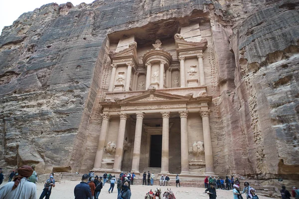 Ancient Treasury el 18 de abril de 2012 en Petra, Jordania. Petra ha sido Patrimonio de la Humanidad por la UNESCO desde 1985 — Foto de Stock