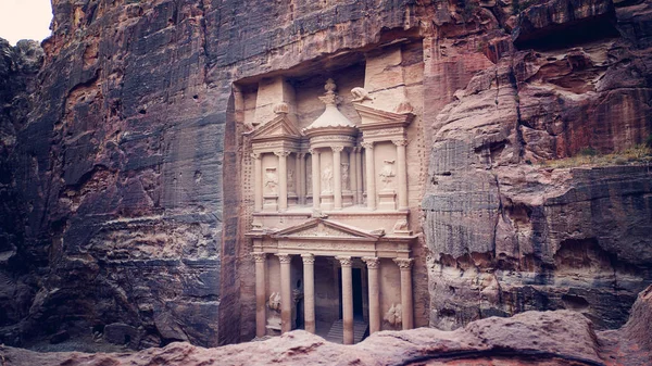 El tesoro también se llama Al Khazna, es la fachada más magnífica y famosa de Petra Jordania, tiene 40 metros de altura . — Foto de Stock