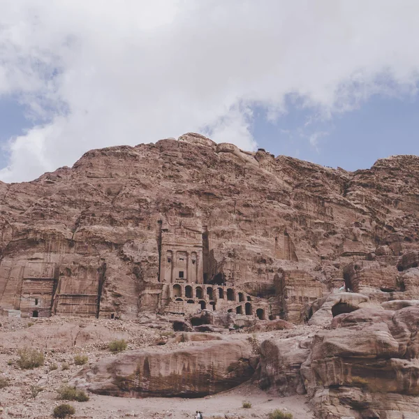 Petra una antigua ciudad, la capital de los edomitas, Edomae, más tarde la capital del Reino de Nabatea. Patrimonio de la Humanidad UNESCO. Ciudad perdida en las montañas. una de las maravillas modernas del mundo — Foto de Stock