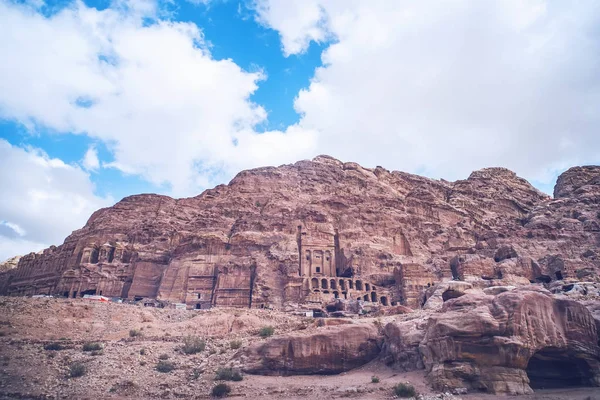 Hermosas formaciones rocosas rojas en Petra Rose City, Jordania. Petra es una de las Nuevas Siete Maravillas del Mundo. Patrimonio Mundial de la UNESCO. morada de pueblos antiguos en la roca . — Foto de Stock