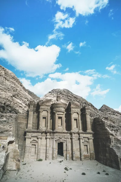 Alta estructura monumental tallada en la roca. Antiguas ruinas de la ciudad perdida de Petra. El Monasterio Petra, Jordania — Foto de Stock
