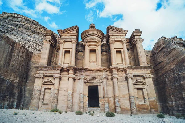 Ad Deir Monasterio en la antigua ciudad de Petra. Petra es la principal atracción de Jordania. Petra está incluida en la lista del patrimonio de la UNESCO . — Foto de Stock