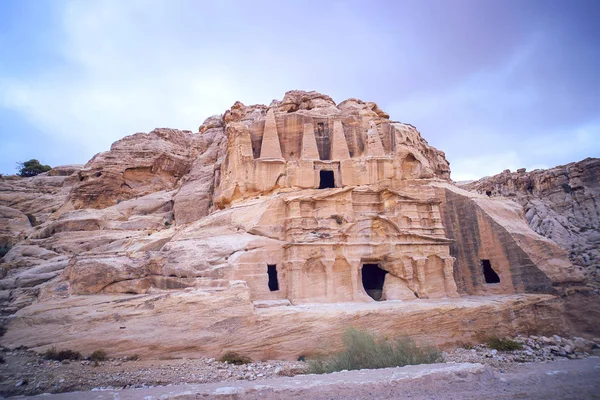 Hermosas formaciones rocosas rojas en Petra Rose City, Jordania. Petra es una de las Nuevas Siete Maravillas del Mundo. Patrimonio Mundial de la UNESCO — Foto de Stock