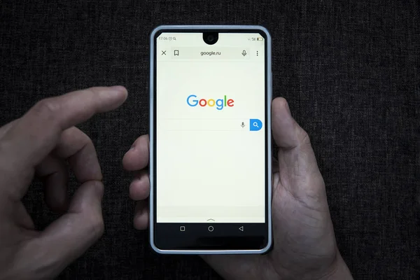 Google-Suchdienst auf dem Smartphone-Bildschirm. — Stockfoto