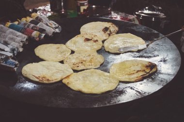 Hindistan pancake roti pişirme