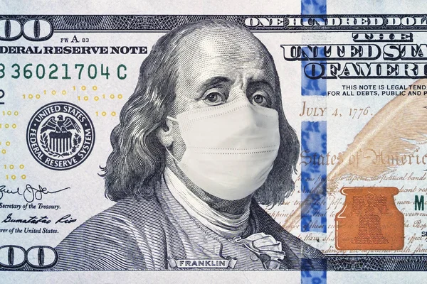 Presiden Amerika dengan masker wajah terhadap infeksi CoV. Uang kertas 100 dolar. Coronavirus di Amerika Serikat. Konsep karantina dan resesi. Ekonomi global terkena wabah virus korona dan pandemi — Stok Foto