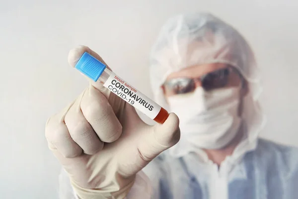 Мужчина медицинский, научный исследователь или врач, используя поднос для образцов крови для тестирования образца в лаборатории. Разработка противовирусных препаратов против коронавирусной пандемии. концепция опасной китайской болезни — стоковое фото