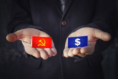 Politik sistemin seçimi komünizm ya da kapitalizmdir. Çekiç ve orak işareti mi yoksa bir dolar mı? Siyasi parti seçimleri ya da dünya hükümeti tarafından yanlış yönlendirilme kavramı.