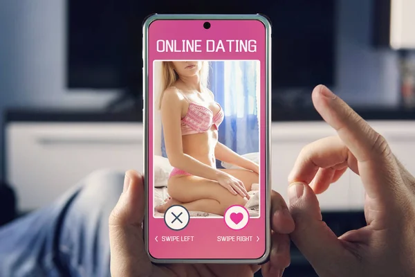 Guy Looks Photos Beautiful Girls Smartphone Dating App Home Online — 스톡 사진