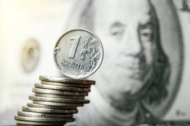Dolar ve ruble. Para değişimi kavramı. Ekonomik kriz, dünya ekonomisinin çöküşü. Ruble devalüasyon. Rus para biriminin düşüşü. Bankada döviz değişimi. keskin damla rublesi