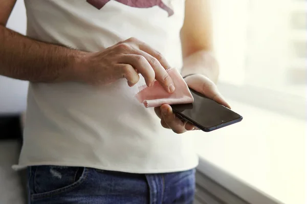 Hombre Frota Pantalla Teléfono Inteligente Negro Con Trapo Prevención Coronavirus — Foto de Stock