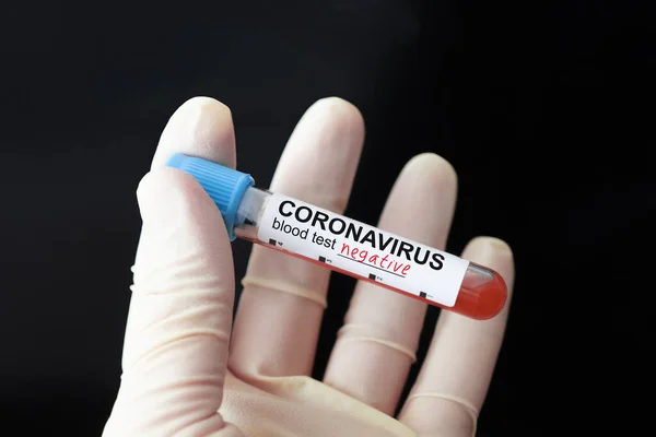 Enfermera Sosteniendo Resultado Negativo Prueba Sangre Para Nuevo Coronavirus Rápida — Foto de Stock