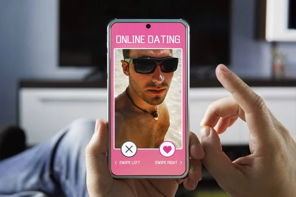 Ein Junger Attraktiver Mann Sucht Einer Online Dating App Nach — Stockfoto