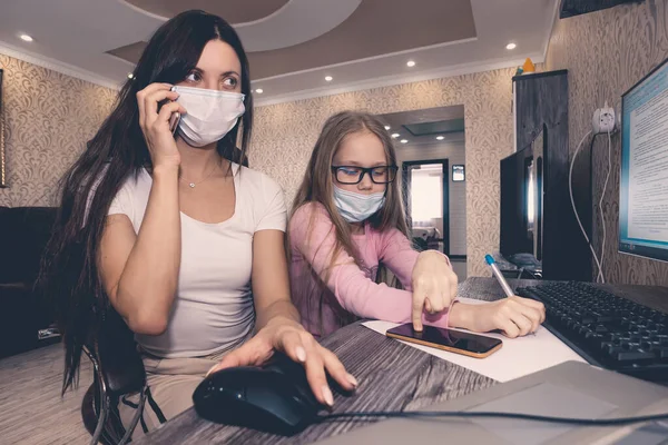 Restez Maison Coronavirus Pandémique Jeune Mère Avec Masque Médical Essayant — Photo