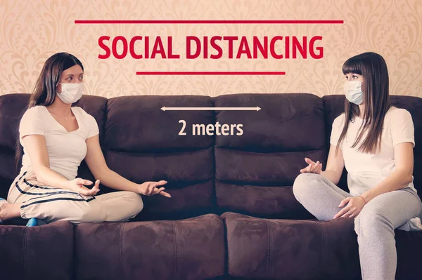 Deux Amis Parlent Distance Assis Sur Canapé Concept Distanciation Sociale — Photo