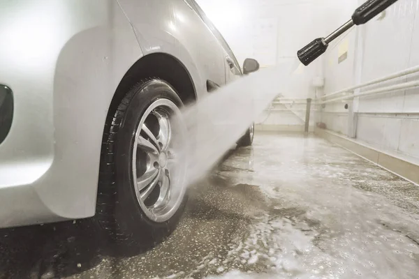 Limpieza Coches Usando Agua Alta Presión Hombre Lavando Coche Bajo — Foto de Stock