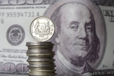 Dolar ve Singapur doları. Para değişimi kavramı. Ekonomik kriz, dünya ekonomisinin çöküşü. Singapur dolar devalüasyonu. Singapur para biriminin düşüşü. Bankada döviz değişimi. keskin damla