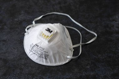 Koruyucu solunum maskesi. Hava filtresi maskesi, 3 M marka. Kişisel Koruyucu Ekipman: PPE siyah arka planda sağlık hizmetleri için ayarlandı